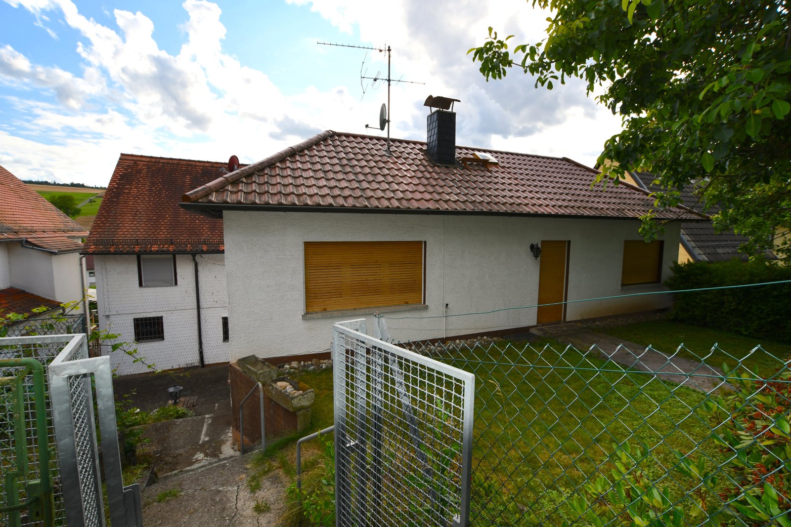 VERKAUFT! - Großes Wohnhaus mit Hinterhaus, Garten und Garagen in Breitenbrunn