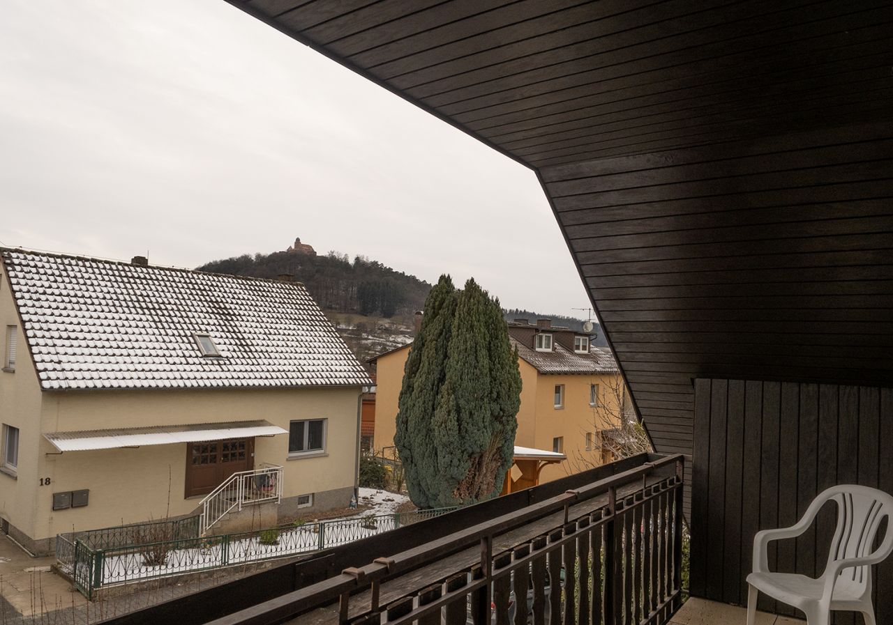 Balkon mit Sicht auf die Burg