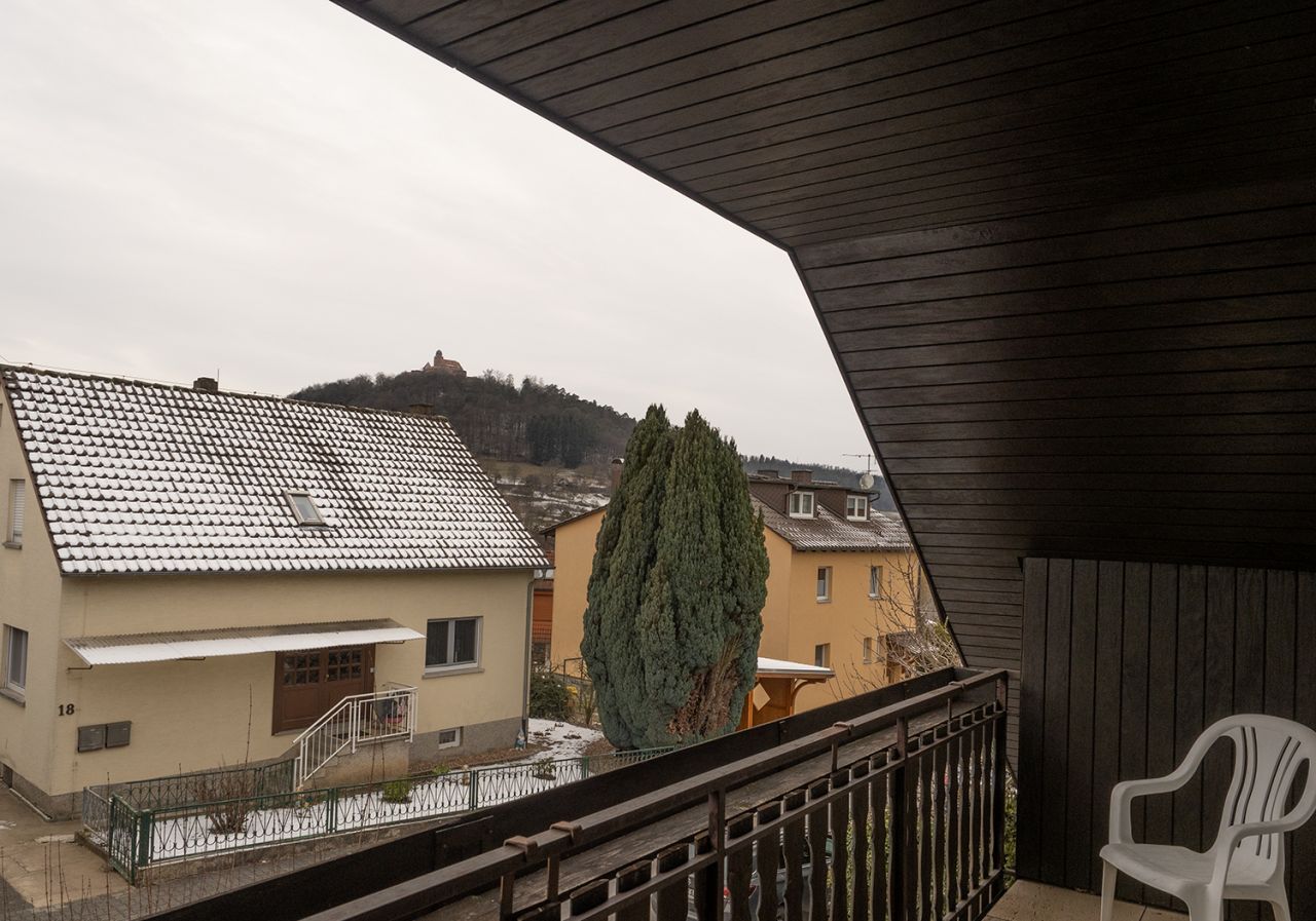 Balkon mit Sicht auf die Burg Balkon mit Sicht auf die Burg