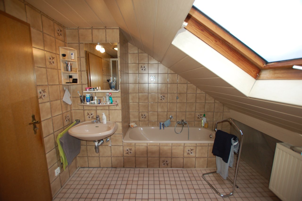 Badezimmer mit Dusche und Wanne Badezimmer mit Dusche und Wanne